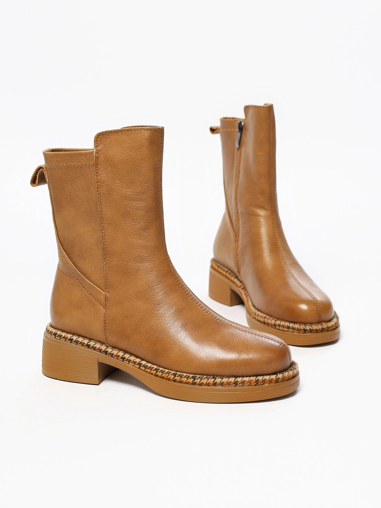 Ботинки светло-коричневого цвета на среднем широком каблуке